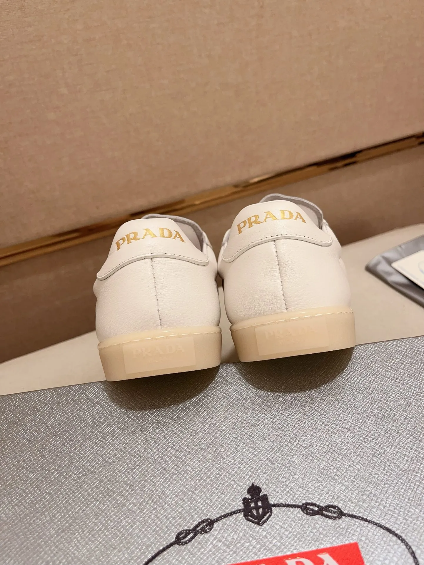 Men's Men's Shoes 💰 500💰 ✔️✔️✔️Higher version High-quality new PRADA (Prada) counters are launched simultaneously. The new men's shoes and 😘fabrics are made of high-tech glue-making technology. Lining: Full cowhide lining. 👍🏿 High-end ☄️ air-cushion molded anti-slip rubber outsole, exquisite lines, simple and elegant, comfortable and high-end for leisure travel. Code number: 38 to 44 (45 can be customized and cannot be returned or exchanged)